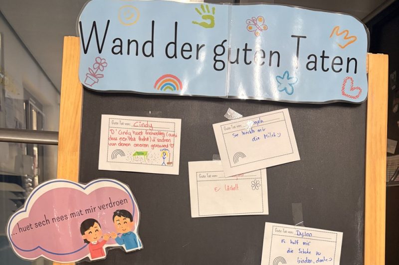 Tafelfoto mit der Wand der guten Taten